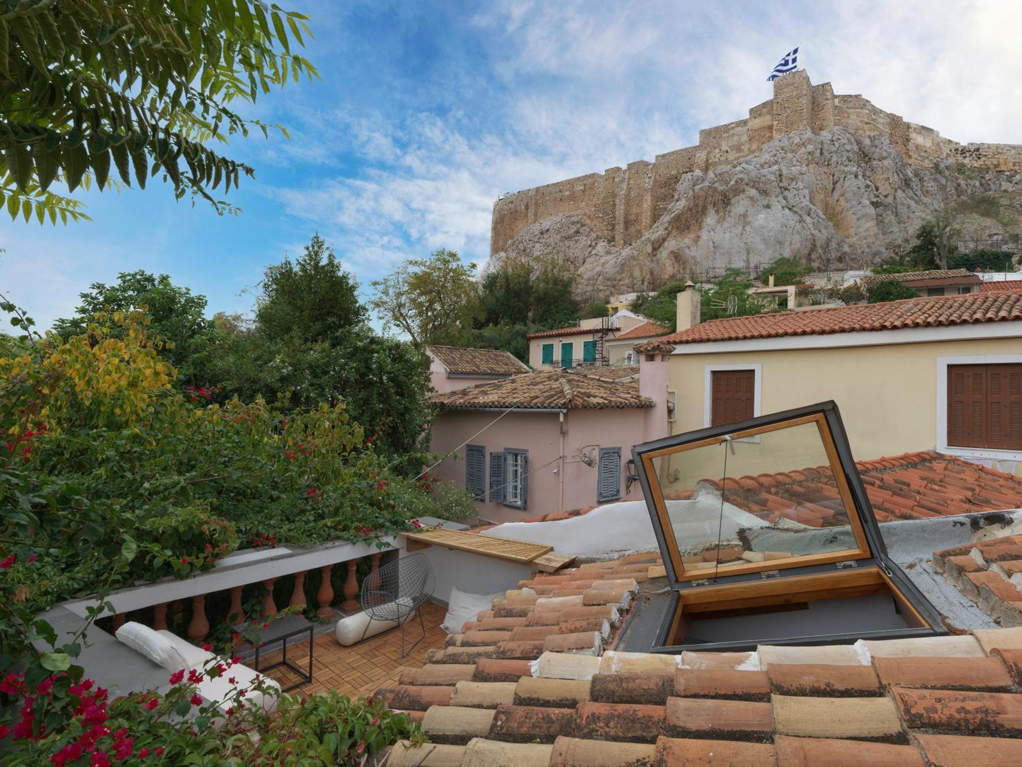Live At The Acropolis Shadow - Under Super Scenic Anafiotika Lägenhet Aten Exteriör bild
